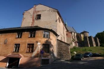 Hrad od jihu, v popředí úřední budovy ( © Ivan Grisa 05/2009)