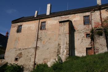 Úřední budova od východu ( © Ivan Grisa 05/2009)
