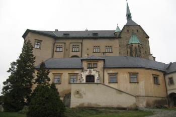 Pohled na hrad směrem od města (© Jiří Doupal, 11/2009)