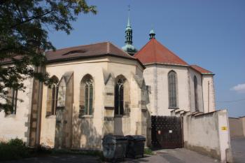 Presbytář špitálního (vlevo) a přesunutého děkanského kostela od jihu ( © Ivan Grisa 05/2011)