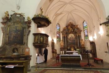 Pohled do presbytáře s oltářem sv. Jana Křtitele (© Johannes Cladis, 01/2017)