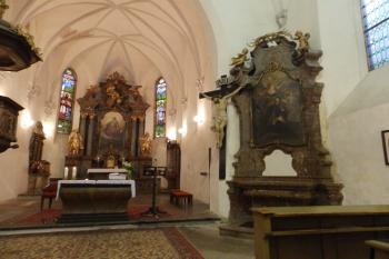 Pohled do presbytáře s oltářem sv. Jana Křtitele Nepomuckého (© Johannes Cladis, 01/2017)