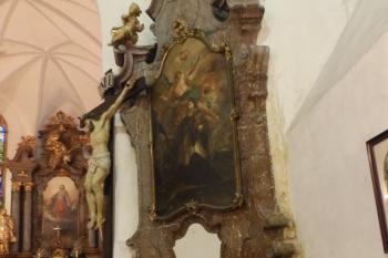 Boční oltář sv. Jana Nepomuckého a krucifix (© Johannes Cladis, 01/2017)