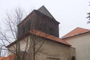 Částečně roubená zvonice u kostela (© Johannes Cladis, 01/2017)