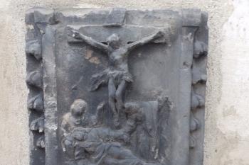 Náhrobník z vnější strany kostela (© Johannes Cladis, 01/2017)