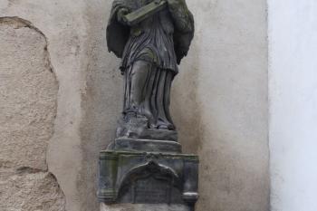 Torzo sochy sv. Jana Nepomuckého u zvonice (© Johannes Cladis, 01/2017)