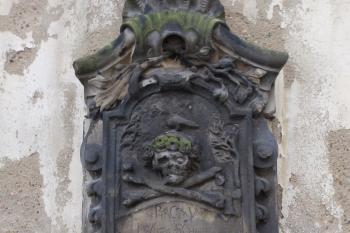 Náhrobník z vnější strany kostela (© Johannes Cladis, 01/2017)