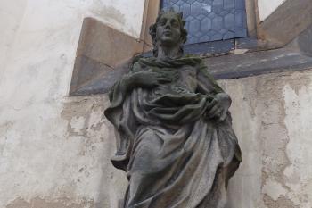 Barokní socha sv. Kateřiny u kostela (© Johannes Cladis, 01/2017)