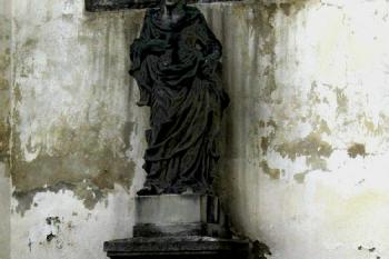 Barokní socha před závěrem kostela sv. Kateřiny Alexandrijské ( © Pavel Vítek 06/2008)