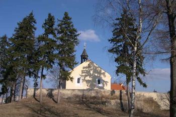 Kostel s areálem hřbitova od západu (© Ivan Grisa, 03/2006)