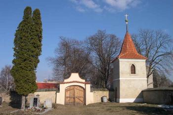 Zvonice a vstupní brána na hřbitov (© Ivan Grisa, 03/2006)