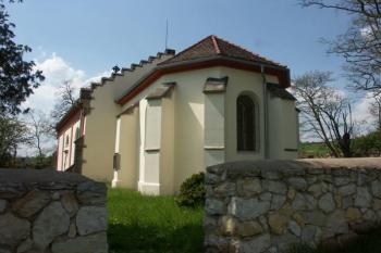 presbytář kostela přes hřbitovní zídku ( © Milan Caha 06/2008)