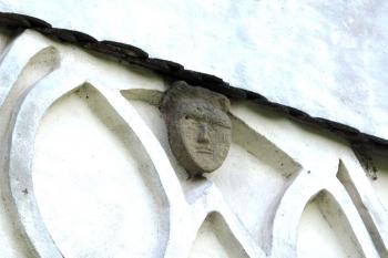 tajemný obličej na fasádě presbyteria kostela ( © Jan P. Štěpánek 08/2013)