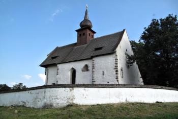 celkový pohled na kostel od polí ( © Jan P. Štěpánek 08/2013)