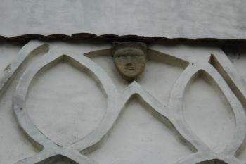 Maskarón na druhotně vyzděném štítu, posazeném na krakorcích (© Jan Večeřa, 06/2015)