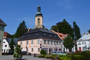 kostel z náměstí (© Daniel Šmidrkal, 09/2014)