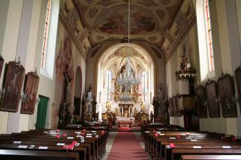 Průhled lodí k presbytáři (© Ivan Grisa, 06/2008)