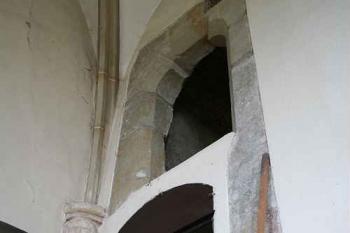 Pozůstatek schodiště u stěny mezi kaplí sv. Antonína a lodí (© Ivan Grisa, 06/2008)