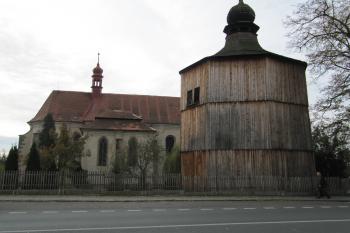 dřevěná zvonice s kostelem (© rodo chrozit, 10/2010)