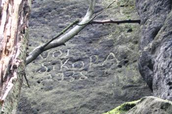vytesaná jména našich vojáků z roku 1938 (© petr regnard 08/2008)
