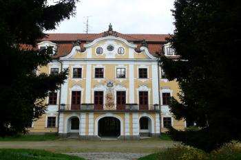 průčelí zámku (© Alena Volná, 5/2010)