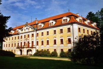 Zámek v podvečerním slunci (© Jiří Cukr, 06/1999)