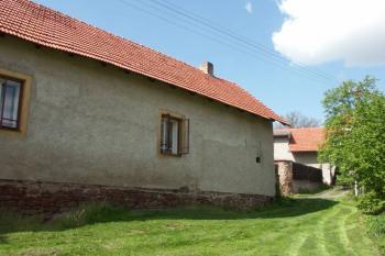 dům čp. 50 - jádro někdejší tvrze ( © Milan Caha 06/2008)