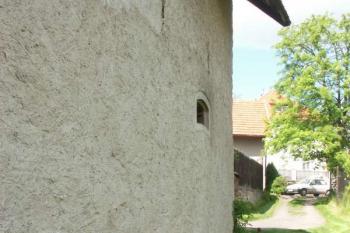 zaoblení zdi domu čp. 50, snad pozůstatek původního tvaru tvrze ( © Milan Caha 06/2008)