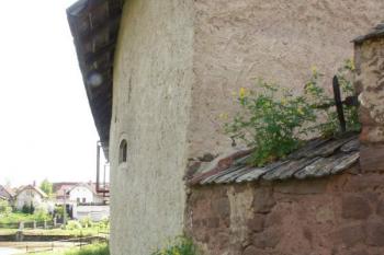 zaoblení zdi domu čp. 50, snad pozůstatek původního tvaru tvrze ( © Milan Caha 06/2008)