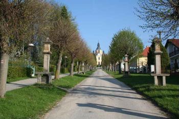 Alej od hráze Hejtmana s křížovou cestou (© Ivan Grisa, 05/2006)