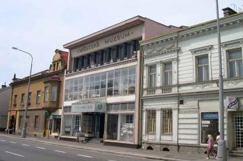 Hlavní průčelí do Husovy ulice (© Ivan Grisa, 07/2003)