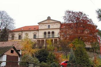 vstupní (jižní) průčelí ( © Pavel Zany Komárek 26.10.2002)