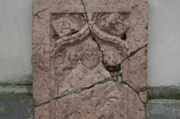 Náhrobník ve zdi kostela (© Ivan Grisa, 05/2006)