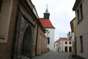 Jižní průčelí kostela (© Ivan Grisa, 05/2006)