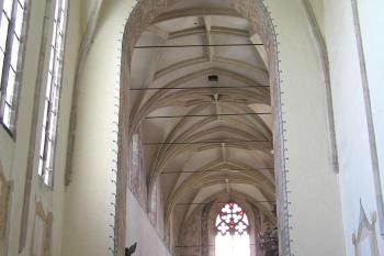 pohled z chóru do lodi (© Karel Husák, 07/2006)