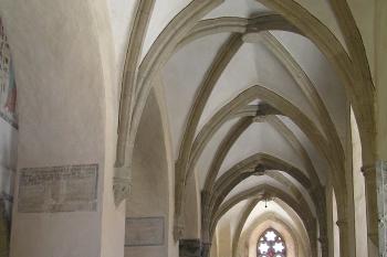 klenba a pilíře jižní boční lodi (© Karel Husák, 07/2006)
