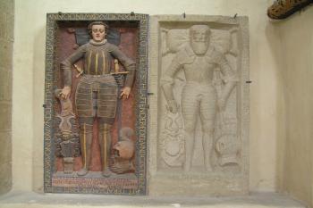 figurální náhrobníky Španovských z Lisova v hlavní lodi (© Karel Husák, 07/2006)