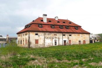 celkový pohled na zámek od jihovýchodu ( © Jan P. Štěpánek 05/2008)