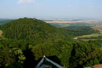 Vrch s kaplí z vyhlídkové věže hradu Buchlova (© Jiří Cukr, 08/2015)