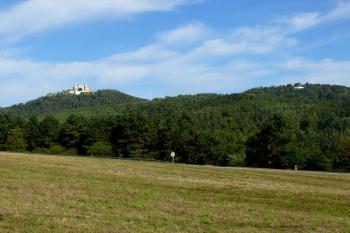 Hrad Buchlov a kaple sv. Barbory od jihu (© Jiří Cukr, 09/2012)