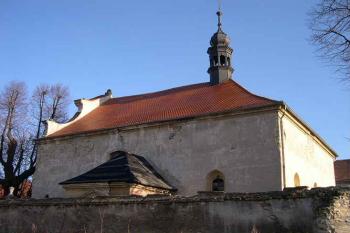 Západní průčelí přes hřbitovní zeď (© Ivan Grisa, 01/2005)