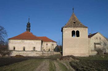 Kostel, zvonice a bývalá fara od jihu (© Ivan Grisa, 01/2005)