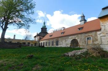 zachovalé křídlo zámku (© Milan Caha 05/2020)
