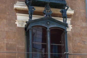 unikátní litinové arkýře začleněné do fasády paláce ( © Jan P. Štěpánek 06/2008)