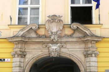 detail vstupního partálu Schrattenbachova paláce ( © Jan P. Štěpánek 06/2008)