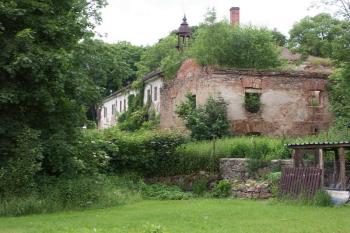 zadní - jižní průčelí ( © Milan Caha 06/2008)