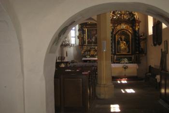 Pohled z předsíně do lodi (© Zdeněk Susa, 07/2012)
