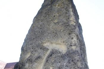 Detail nejviditelnější ornamentu na jediné vztyčeném megalitu. (© Luděk Vláčil 04/2016)
