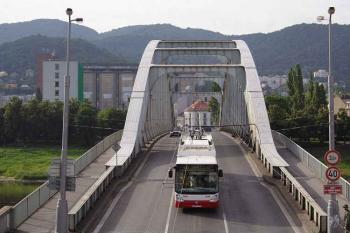 Pohled ze 3. nástupiště ústeckého hlavního nádraží směrem na Střekov (© Ivan Grisa, 06/2008)