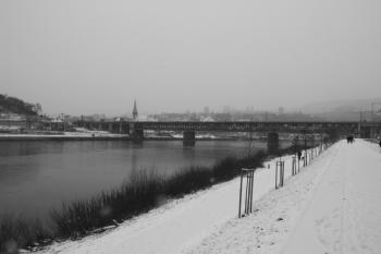 Návodní strana mostu ze střekovského břehu ( © Ivan Grisa 01/2010)